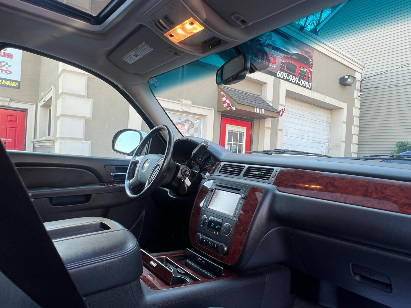 2014 White /Black Leather Chevrolet Suburban LTZ 1500 4WD (1GNSKKE77ER) with an 5.3L V8 OHV 16V FFV engine, 6 SPEED AUTOMATIC transmission, located at 1018 Brunswick Ave, Trenton, NJ, 08638, (609) 989-0900, 40.240086, -74.748085 - Photo#27